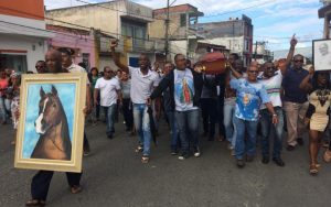 Protesto no enterro do artista plástico. Foto Anna Vitória/TV Bahia