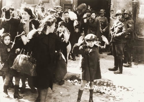 Menino judeu passa por bloqueio nazista no Gueto de Varsóvia, em 1943