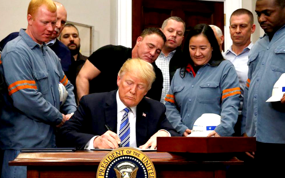 Trump anuncia medidas protecionistas, acompanhado de trabalhadores da indústria metalúrgica