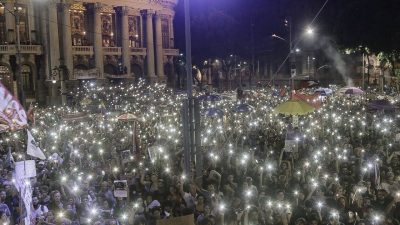 Manifestantes erguem celulares e iluminam a Cinelandia, em ato interreligioso por Marielle e Anderson.