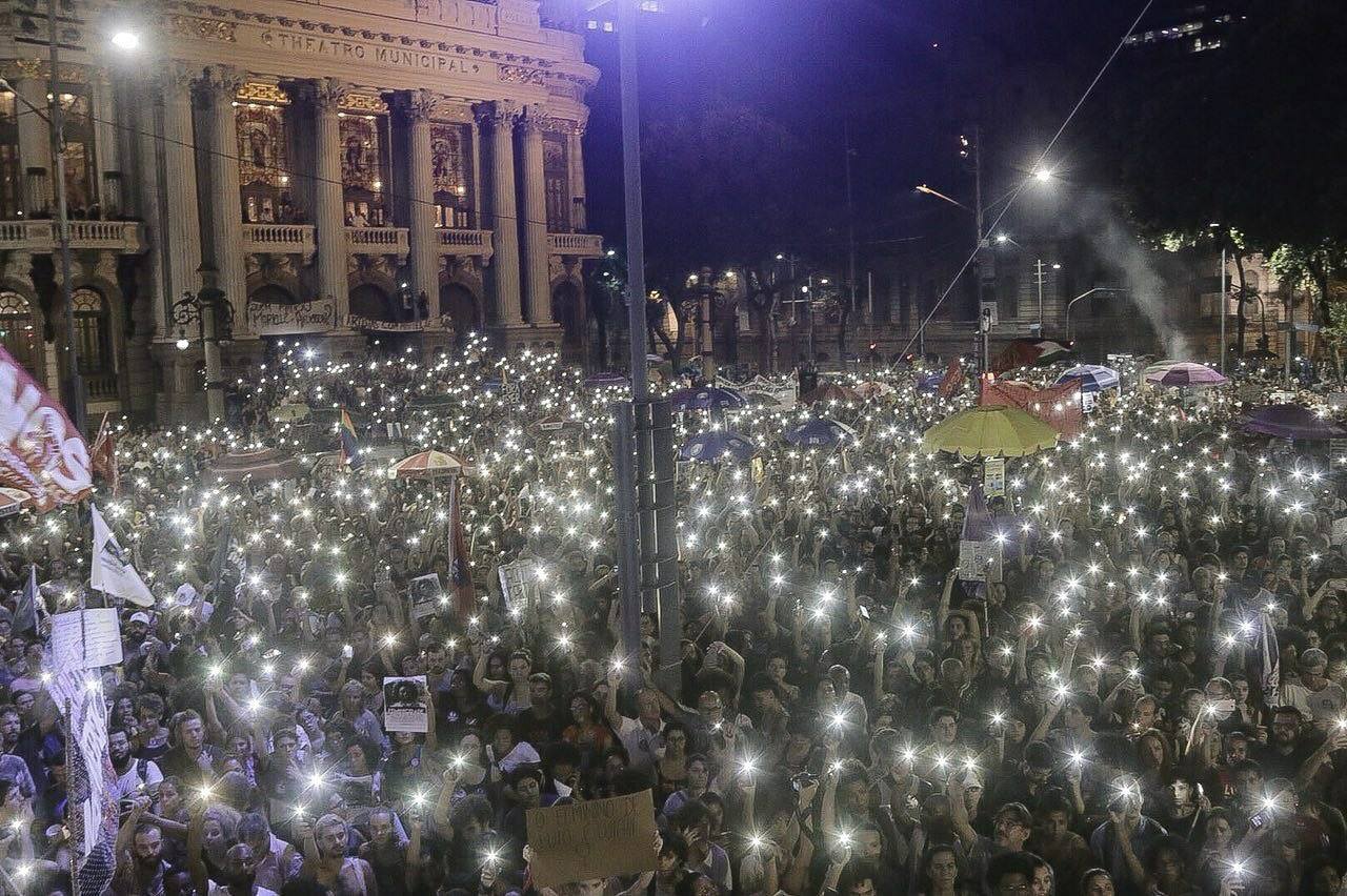 Manifestantes erguem celulares e iluminam a Cinelandia, em ato interreligioso por Marielle e Anderson.