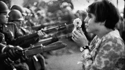 "jeune fille à la fleur", foto de Marc Riboud, em 1967, durante protesto contra a Guerra do Vietnã