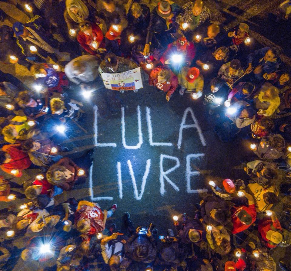 Vigília em frente à Polícia Federal, em Curitiba (PR), onde Lula está preso. Foto Ricardo Stuckert