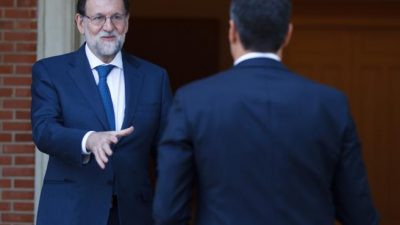 Mariano Rajoy recebe Pedro Sanchez. Foto Dani Duch / La Vanguardia