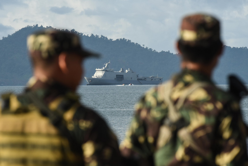 Militares chineses acompanham manobras dos EUA no Mar da China, em maio. Foto Dondi Tawatao
