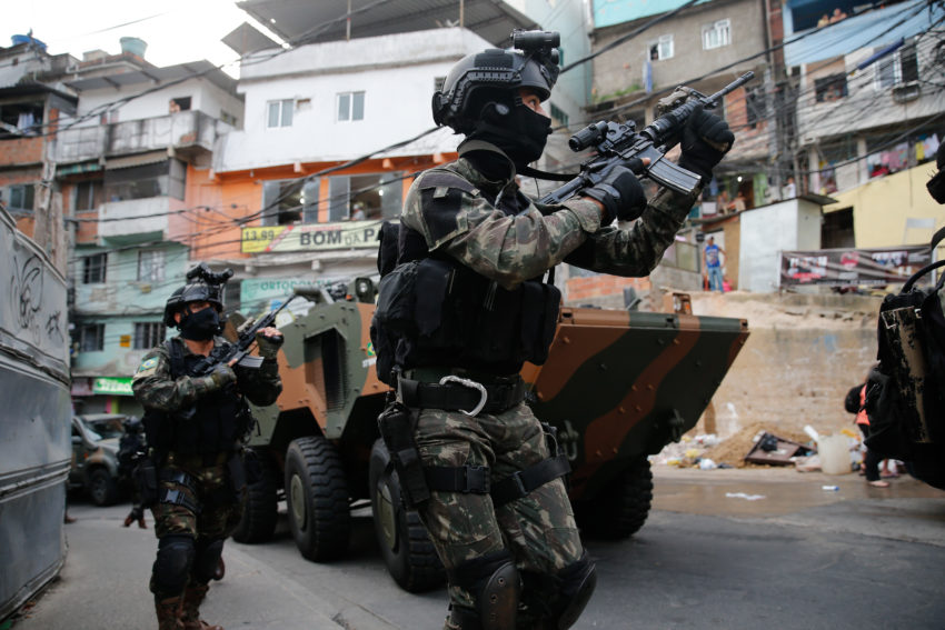 Quem julga os senhores da guerra?