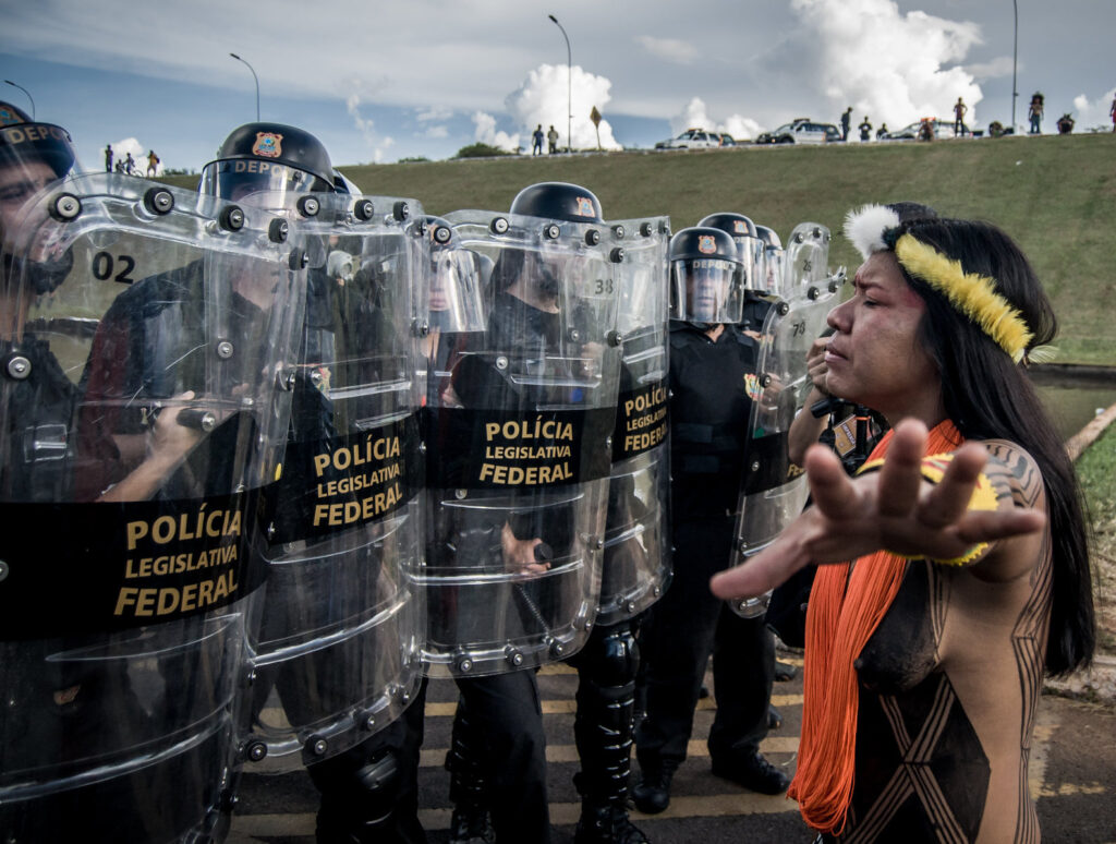 Nota da APIB sobre o uso de força contra o Acampamento Terra Livre