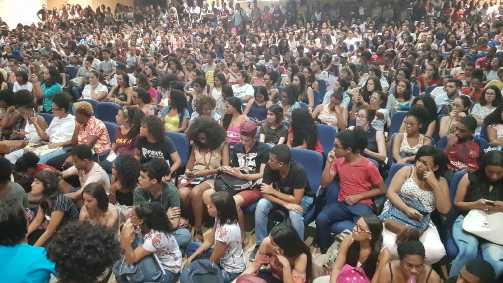 Em assembleia gigante, estudantes da Universidade do Estado da Bahia aprovam estado de greve