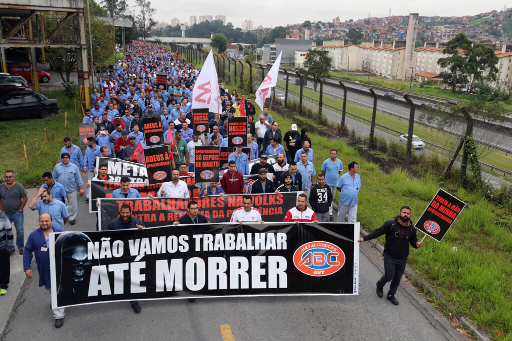 Construir um dia nacional de paralisações contra a reforma da Previdência, rumo à greve geral