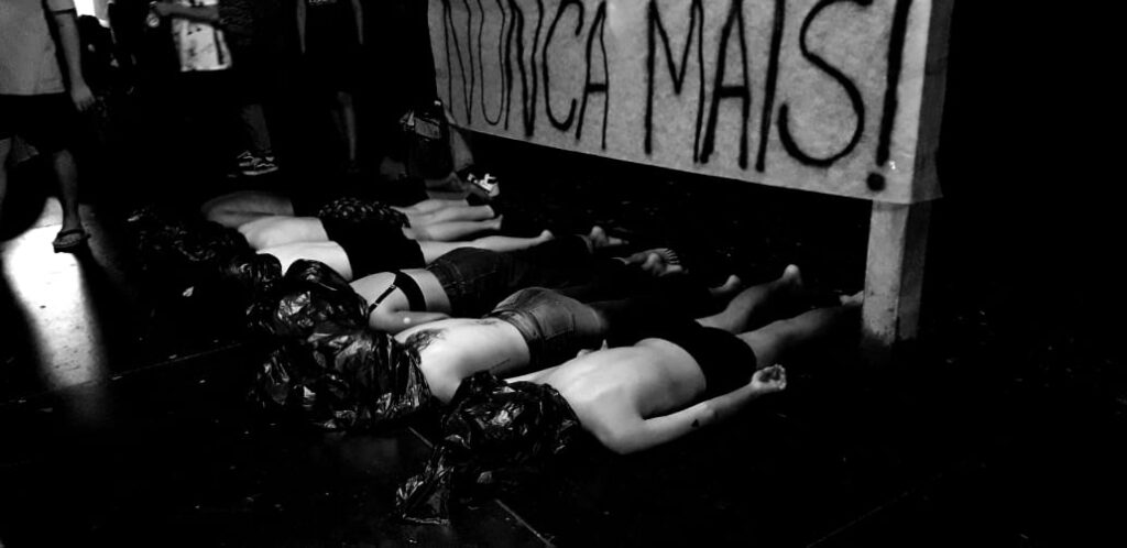 Estudantes da UEL protestam contra exibição de filme revisionista sobre a ditadura