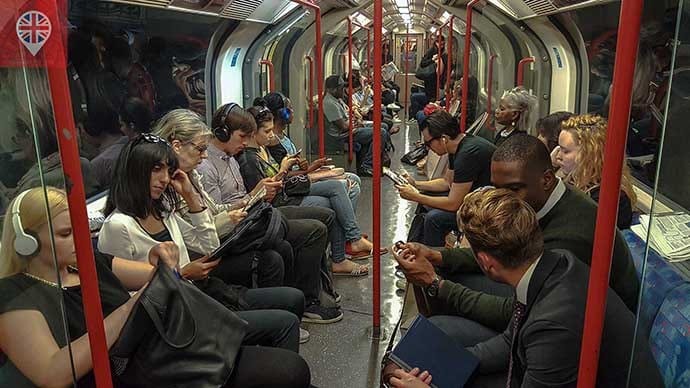 Livros que sumiram do metrô de Londres, redes sociais e aceleração do tempo histórico com a revolução tecnológica e a internet