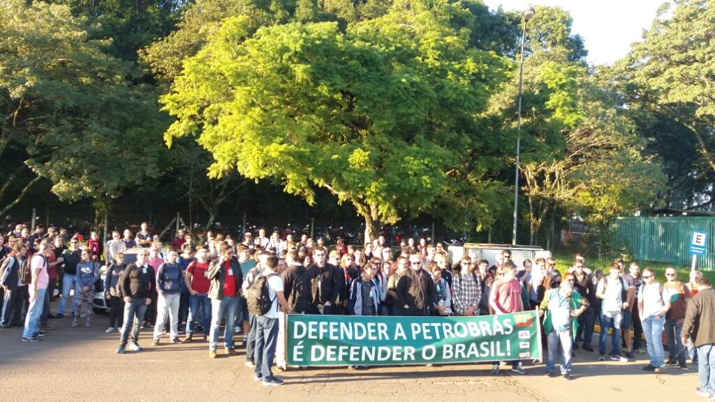 Em defesa da Petrobras, petroleiros da REFAP entram em estado de greve