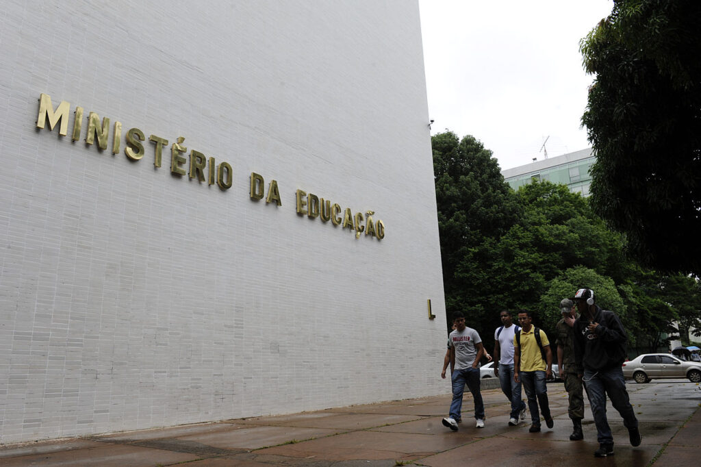 MEC: cai Vélez e amigo dos bancos é nomeado