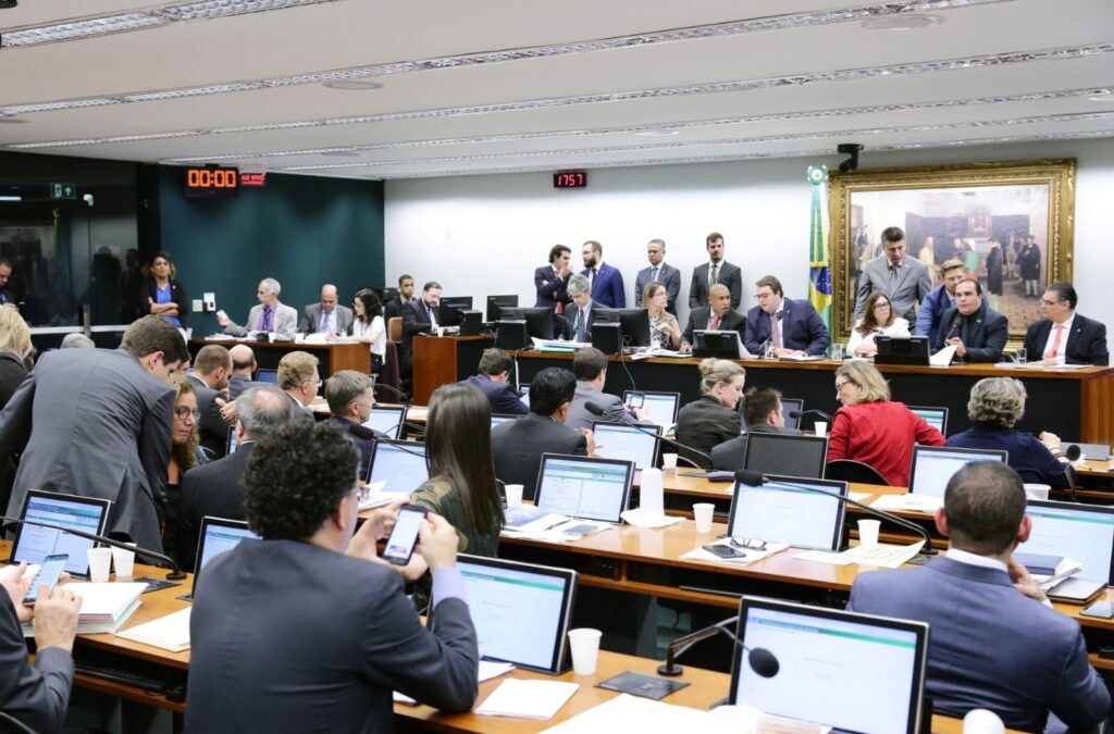 Vergonha: com atropelos e sem transparência, CCJ da Câmara aprova admissibilidade da reforma da previdência