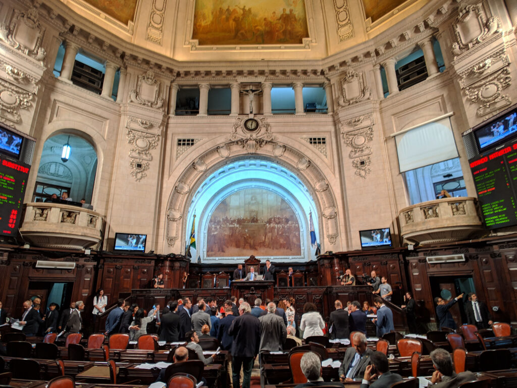RJ: Assembleia Legislativa aprova porte de arma para deputados e guarda legislativa
