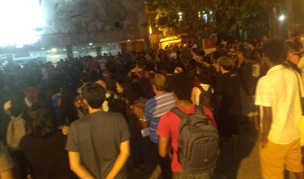 Assembleia estudantil na UFPE repudia corte de 30% do orçamento para universidades federais e reforça greve nacional da Educação