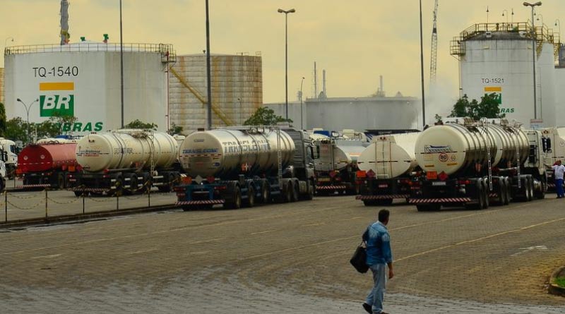 Privatizar a Petrobras só vai aumentar o preço do combustível