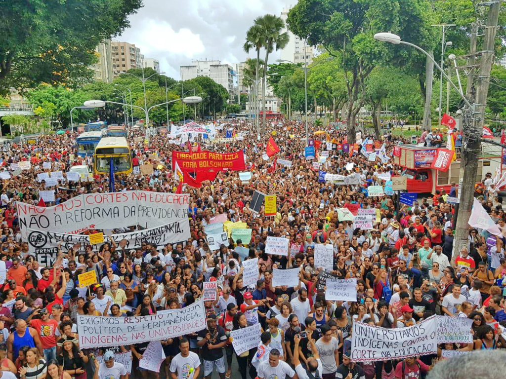 15M começa com grandes atos e provocação de Bolsonaro