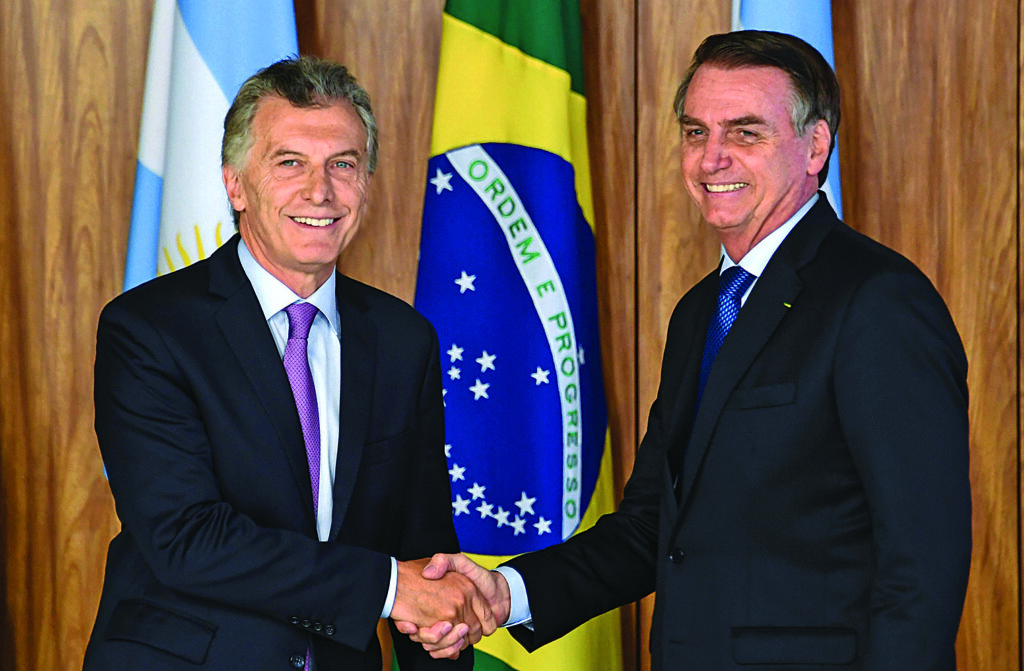 Dos “gorilas” de visita en Argentina. Primero Bolsonaro, después Duque