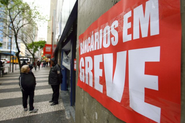 Bancários votam participação na greve geral em assembleias por todo o país