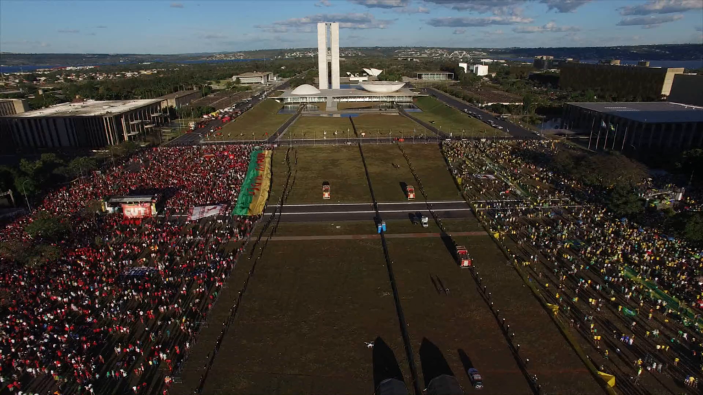 Elogio e crítica de Democracia em Vertigem