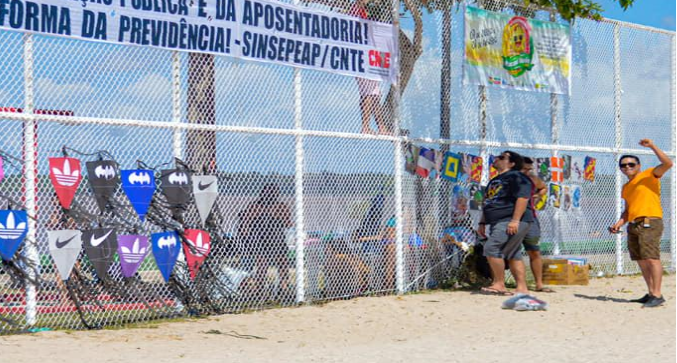 Com salários cortados, professores protestam na abertura do Macapá Verão