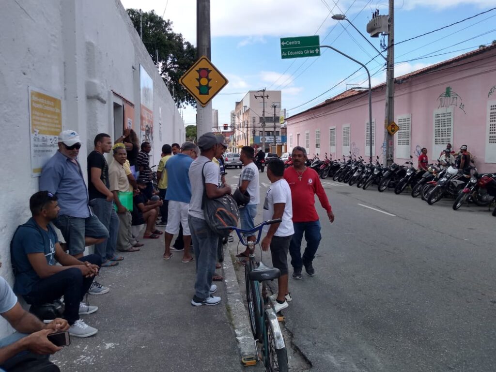 Filas nos canteiros de obra mostram o drama dos desempregados em Fortaleza