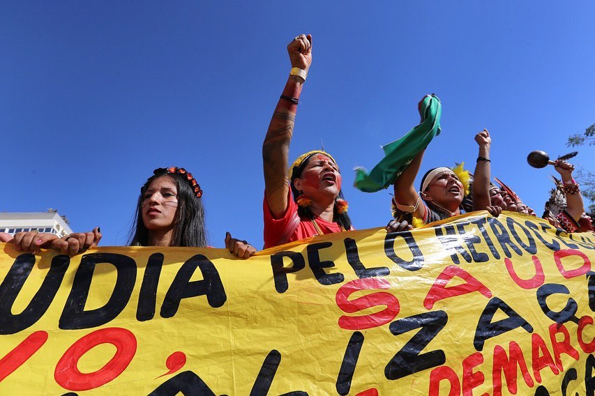 Um passo à frente: mulheres na linha de frente contra o neofascismo