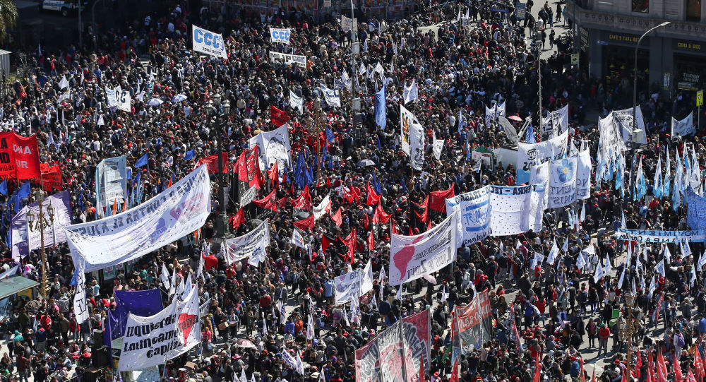 Crescem as mobilizações na Argentina e na França contra a retirada de direitos