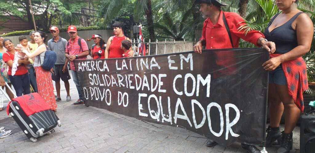 Ato em São Paulo envia solidariedade ao povo do Equador