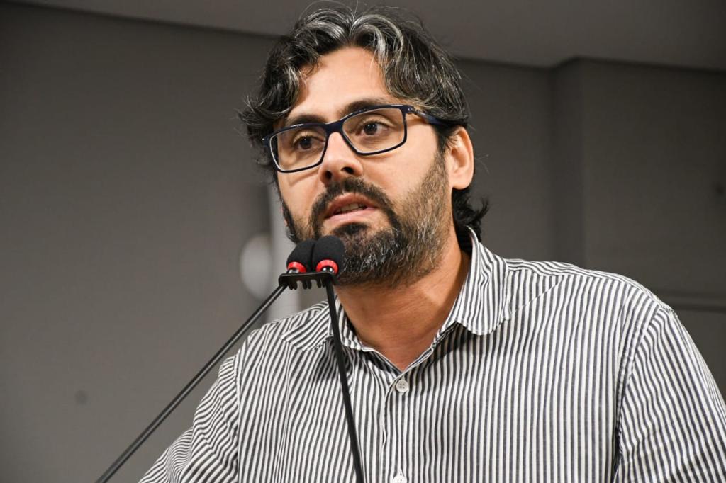 Servidores Públicos Federais: trabalhar mais, pagar mais e receber menos