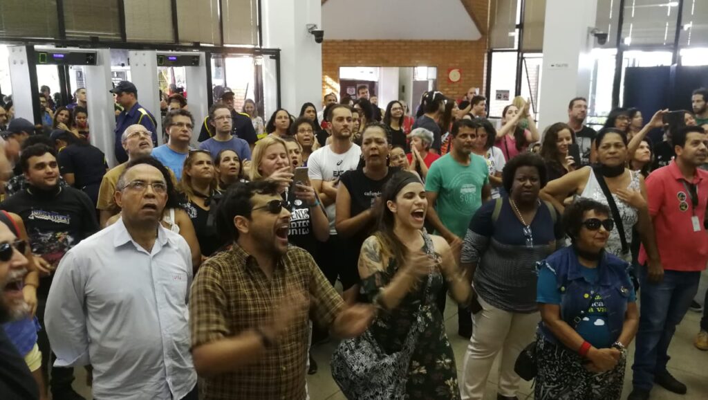 Presidente da Câmara de Belo Horizonte manda bater em professores para aprovar Escola com Mordaça