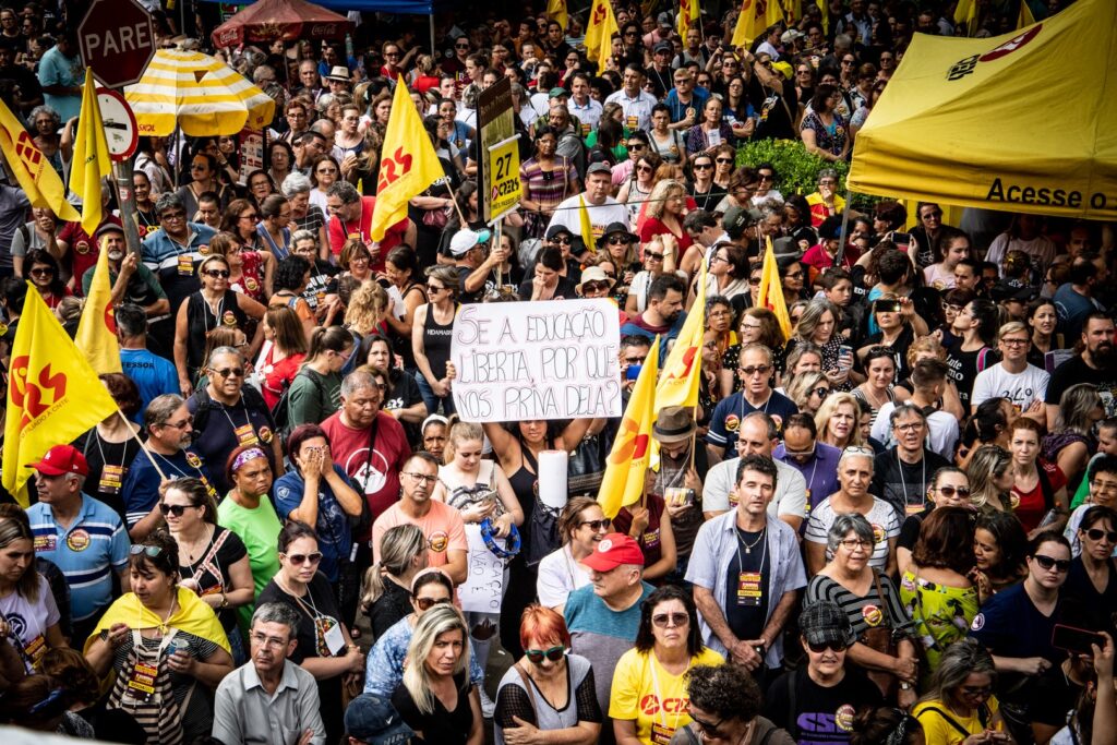 Manter a greve forte e derrotar o pacote de ataques aos serviços públicos e seus servidores, no RS