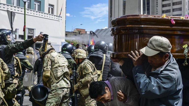 Bolívia: Entre a consolidação do golpe, massacres e novas eleições