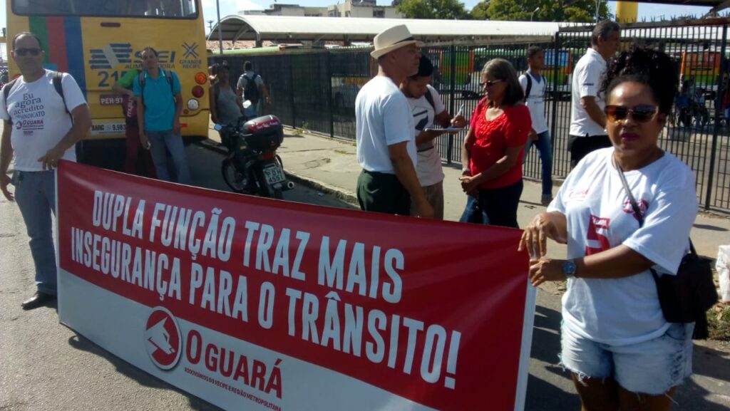 Em protesto contra a dupla função, rodoviários e comunidade paralisam o Xambá, em PE