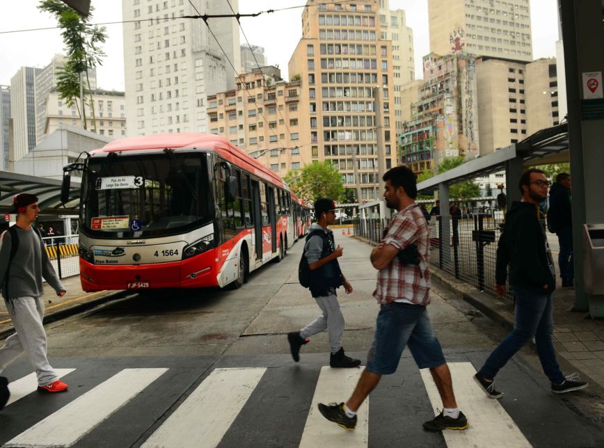 Bruno Covas veta projeto de lei de passe livre no transporte público para estudantes de cursinhos populares de São Paulo