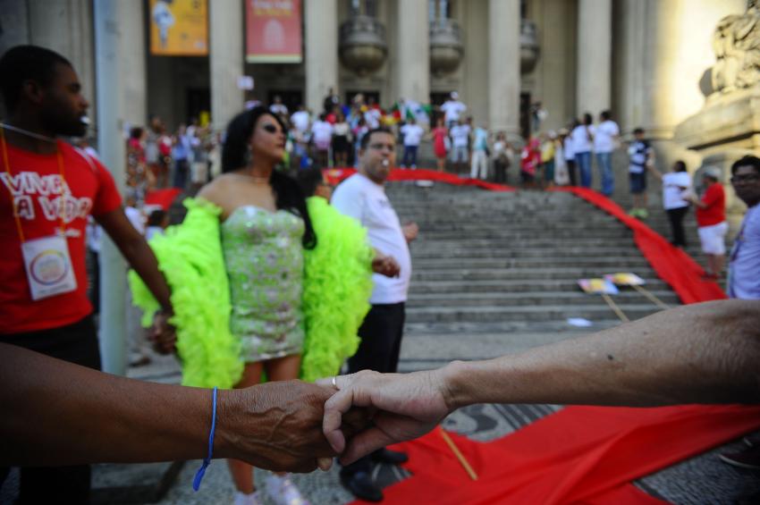 Muito além de um vírus: HIV/AIDS e interseccionalidade