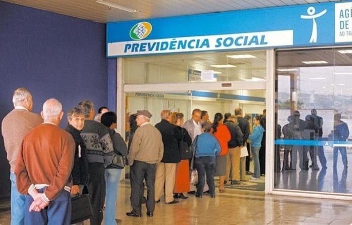 Por que a fila do INSS financia o jatinho do ‘véi da Havan’?