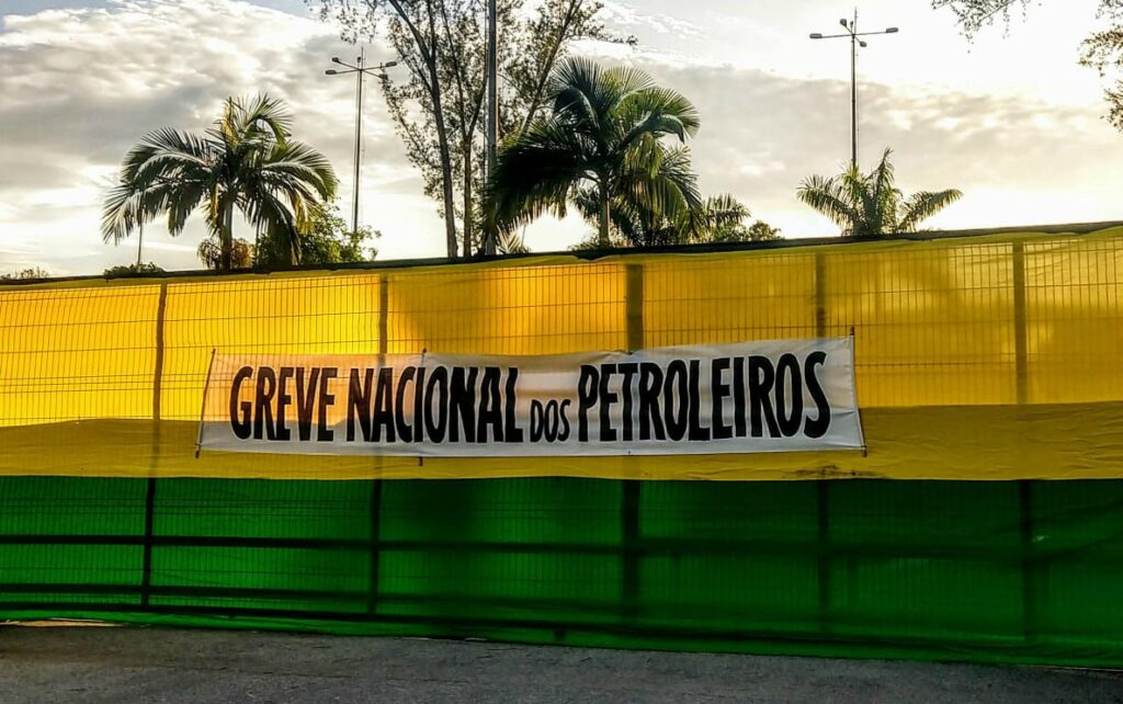 Petroleiros iniciam greve em 10 estados contra demissões em massa e intransigência da Petrobrás