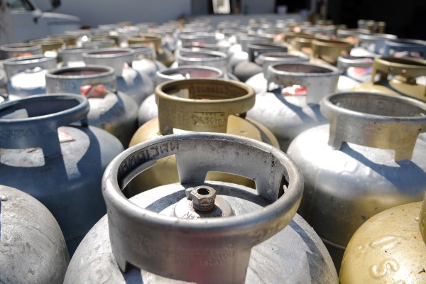 Por que os petroleiros em greve venderam botijões de gás por R$ 30?