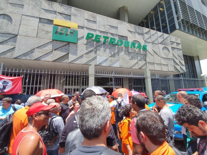 Petroleiros enfrentam as ameaças e fortalecem a greve nacional