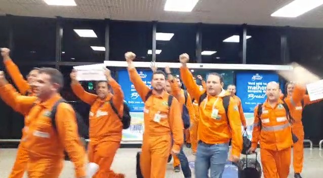 Petroleiros substituídos por fura-greves desembarcam sob aplausos no aeroporto de Manaus