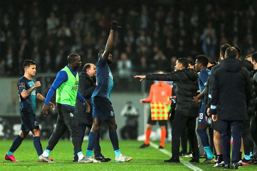 Racismo no futebol: o show não pode continuar