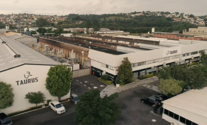 Taurus alega que produção de armas é um serviço essencial e mantém a fábrica funcionando