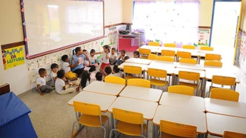 A precarização do trabalho também chega na creche dos seus filhos