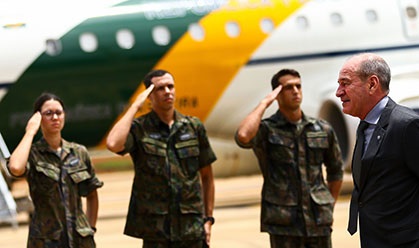 Militares divulgam nota reivindicando o golpe de 1964