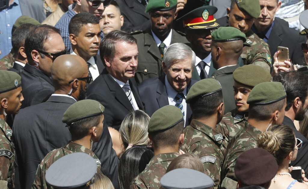Militares na política bolsonarista: profissionalismo, golpismo e mitologia liberal