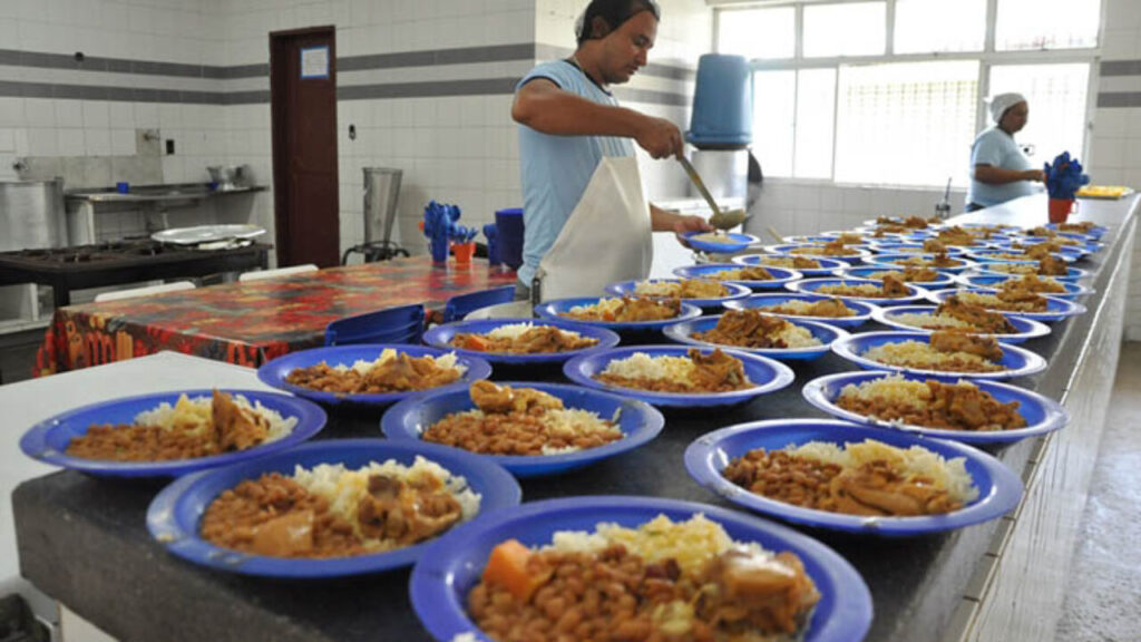 Dória ameaça o emprego de milhares de trabalhadoras terceirizadas das escolas paulistas