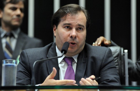 Rodrigo Maia quer se aproveitar da crise e reduzir salários dos servidores públicos