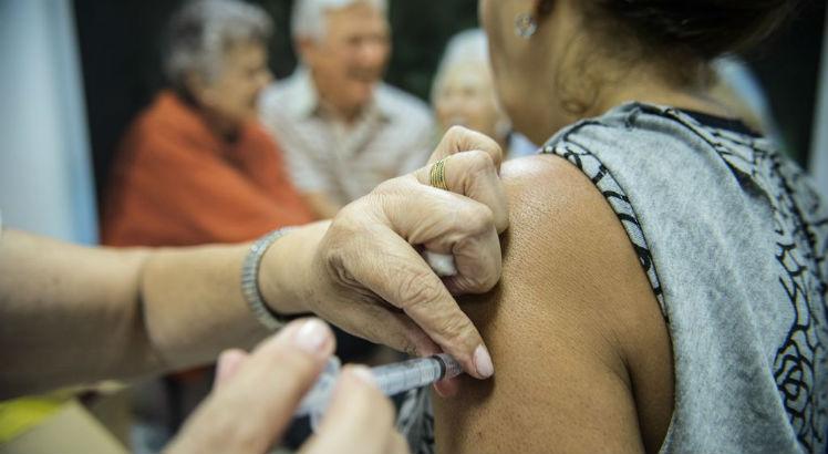Alerta: em meio à pandemia, Bolsonaro entrega a saúde básica do país para entidade privada